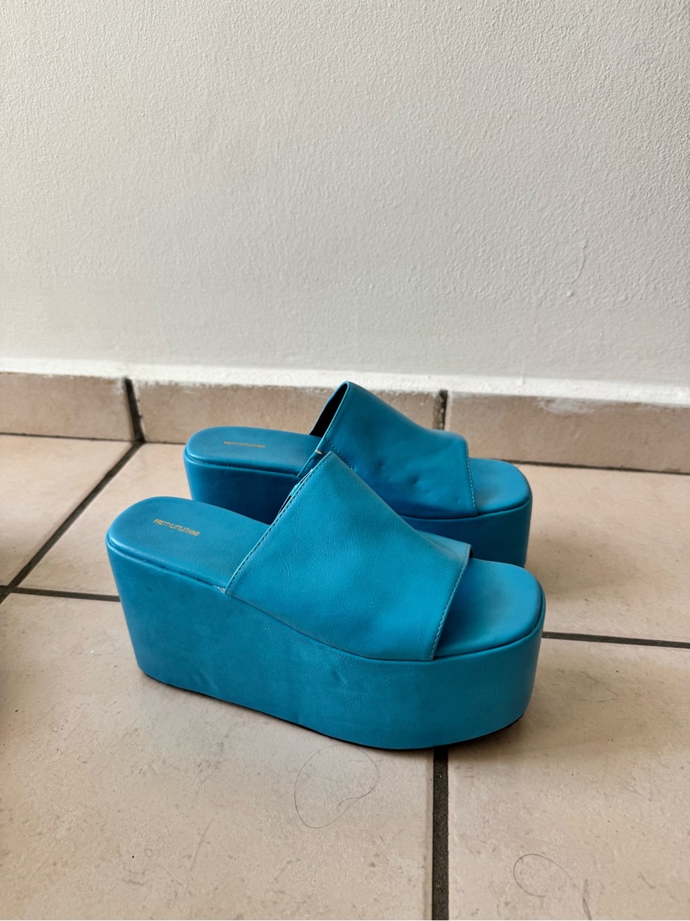 PrettyLittleThing Turquoise Platform Slide Sandals - Picture 3 of 5